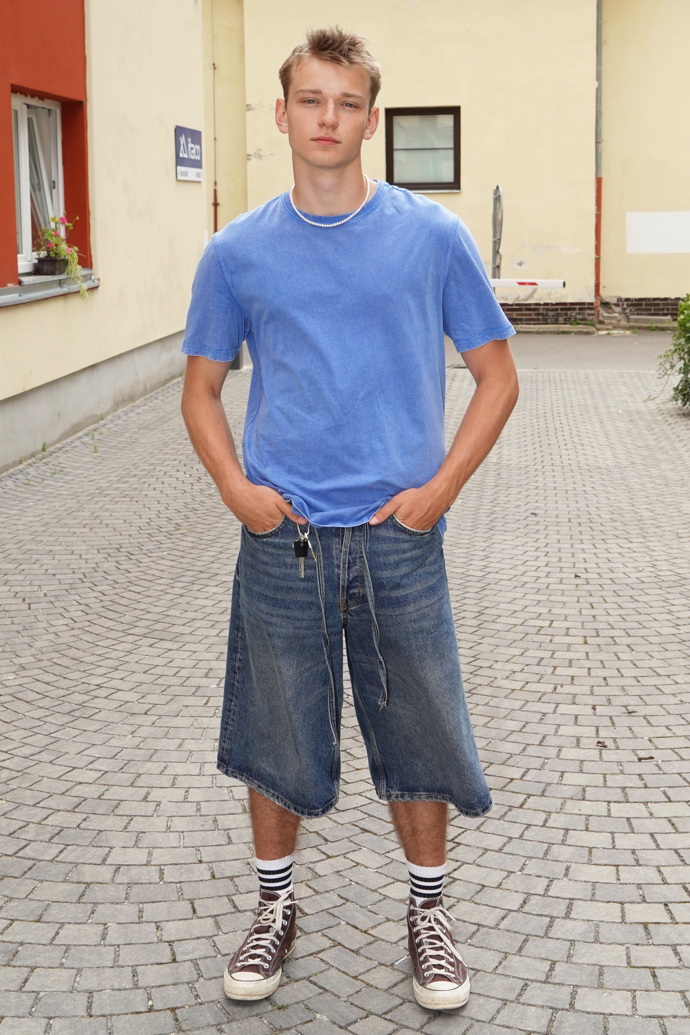 Tom Sean je také zpěvákem
