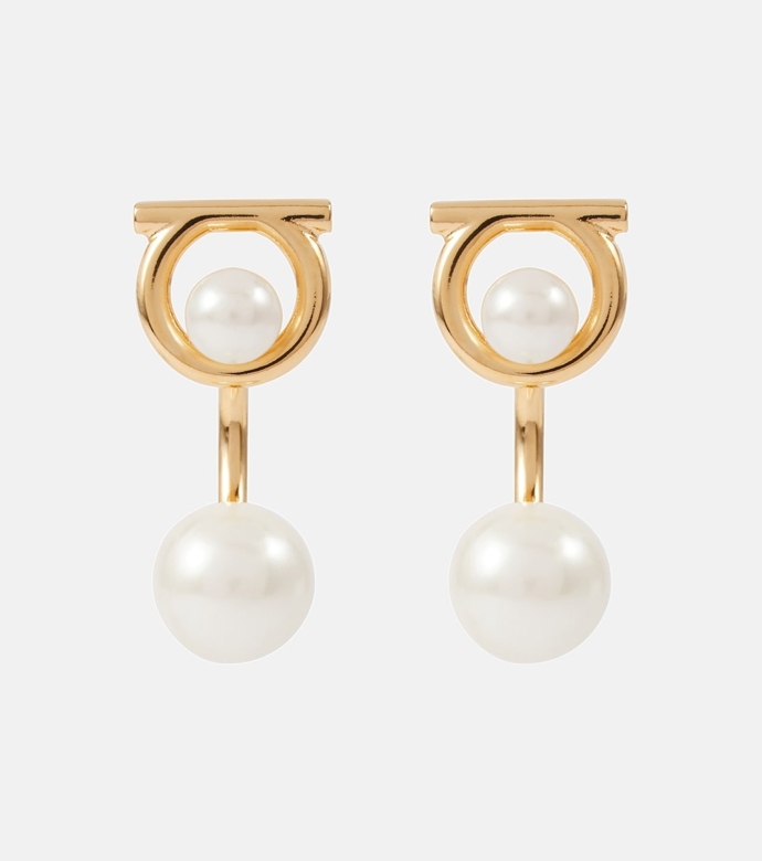 Náušnice Gancio drop earrings with faux pearls, Ferragamo, 250 eur
