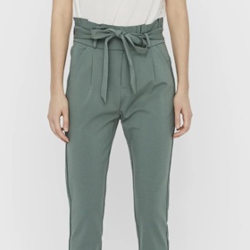 Přiléhavé paperbag kalhoty, Vero Moda, 1 080 Kč

