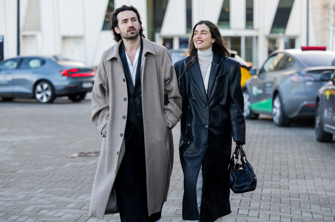 Trendy párové outfity pro rok 2025
