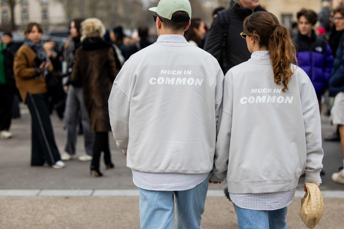 Trendy párové outfity pro rok 2025

