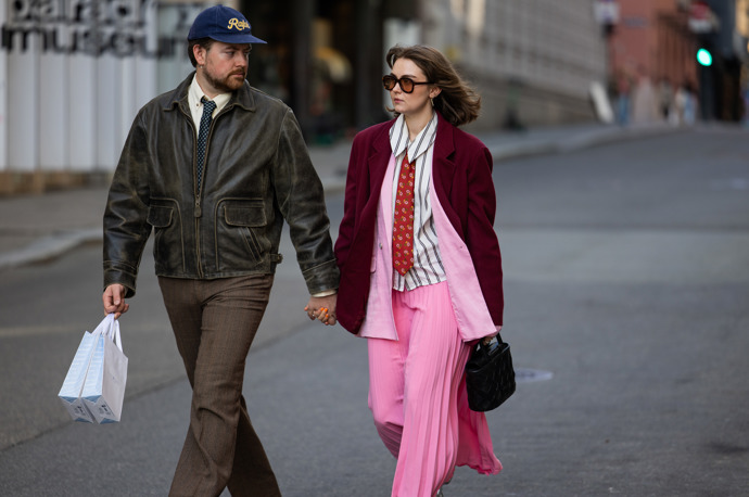 Trendy párové outfity pro rok 2025
