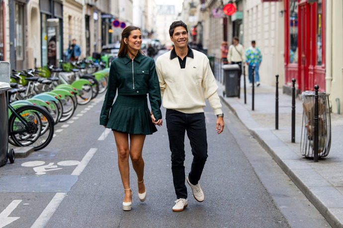 Trendy párové outfity pro rok 2025
