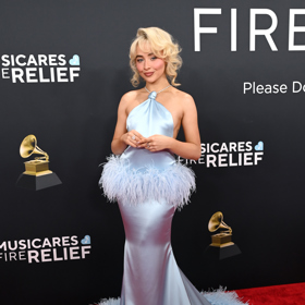Sabrina Carpenter v šatech JW Anderson
