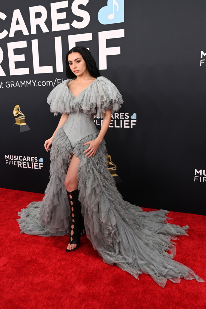 Charli XCX v couture róbě Jean Paul Gaultier
