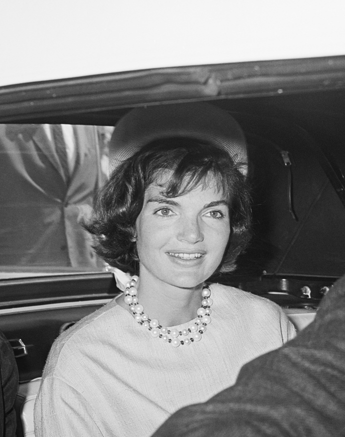 Jackie Kennedy, módní ikona, která proslavila i pillbox hat.
Jackie Kennedy, módní ikona, která proslavila i pillbox hat.