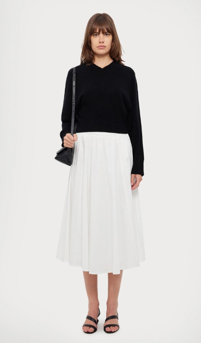 Luxusní černý svetr, Diane von Furstenberg, 4 740 Kč
