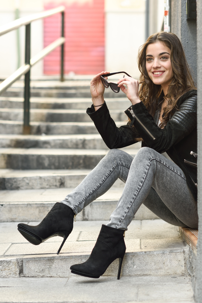 Ke skinny džínům vypadají perfektně boty na vysokém podpatku, které ještě zeštíhlí vaši siluetu a prodlouží nohy
Ke skinny džínům vypadají perfektně boty na vysokém podpatku, které ještě zeštíhlí vaši siluetu a prodlouží nohy