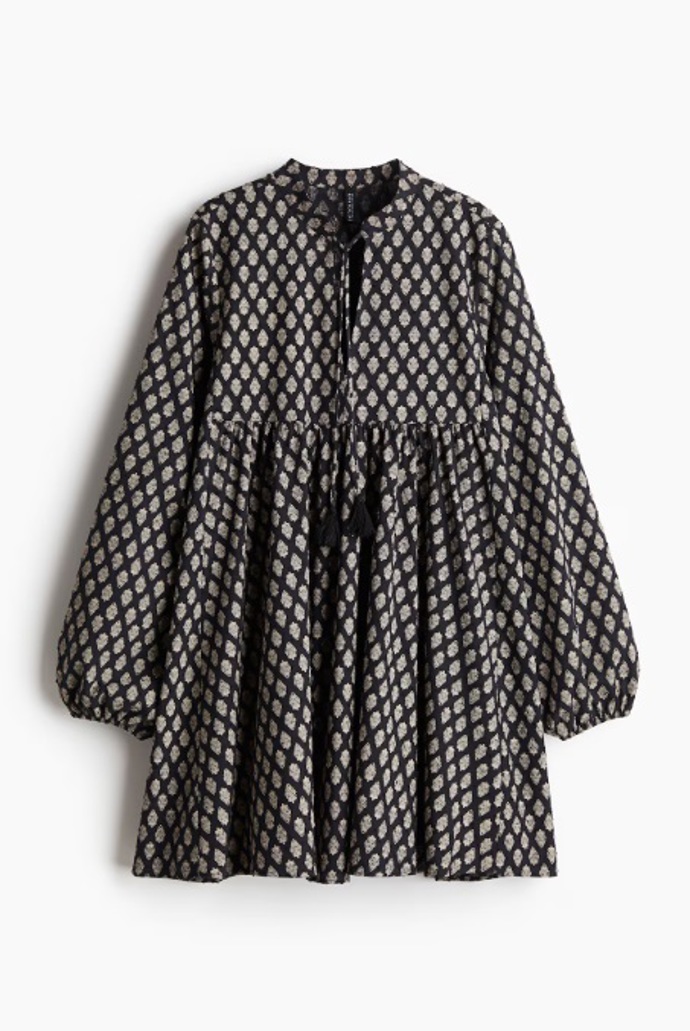 Bavlněné šaty s vázačkou, H&M, 599 Kč
