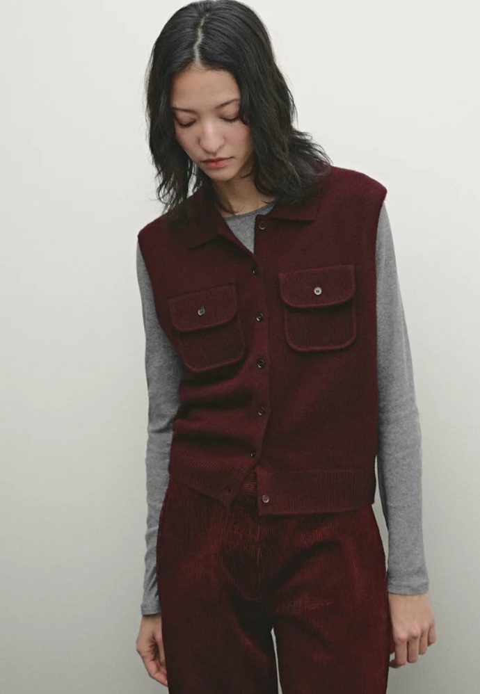 Bordó vesta, Massimo Dutti, 1 999 Kč
