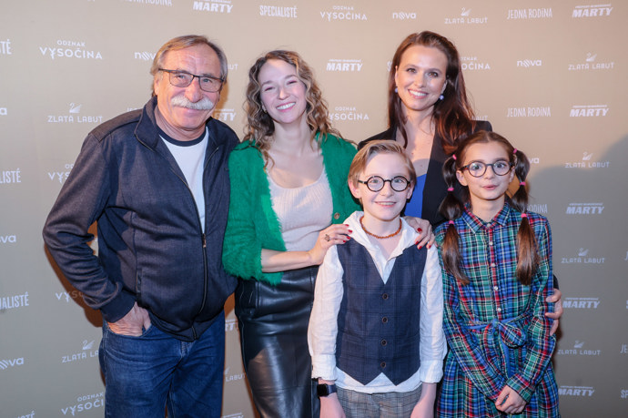 Lotti s kolegy ze seriálu Jedna rodina
