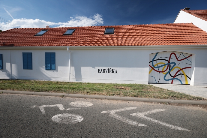 V krásné jižní Moravě, obklopená vinohrady a tichou atmosférou starých časů, stojí chaloupka Barvířka. Původně selský dům, jehož základy pamatují 19. století, dnes slouží jako oblíbené útočiště. S respektem k historii a s důrazem na moderní komfort prošla pečlivou rekonstrukcí, která jí vrátila duši, aniž by narušila autentický charakter.
V krásné jižní Moravě, obklopená vinohrady a tichou atmosférou starých časů, stojí chaloupka Barvířka. Původně selský dům, jehož základy pamatují 19. století, dnes slouží jako oblíbené útočiště. S respektem k historii a s důrazem na moderní komfort prošla pečlivou rekonstrukcí, která jí vrátila duši, aniž by narušila autentický charakter.