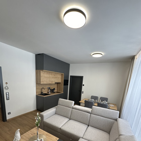Projekt se zaměřuje na citlivou rekonstrukci historických budov a jejich přetvoření v moderní obytné prostory. Design interiérů v bytech propojuje moderní prvky s původními architektonickými detaily, jako jsou vysoké stropy, dřevěné trámy či velká okna s panoramatickými výhledy na Jeseníky. Velkou měrou je využíváno dřevo, kámen a další přírodní materiály, které přináší pocit hřejivé horské atmosféry.
