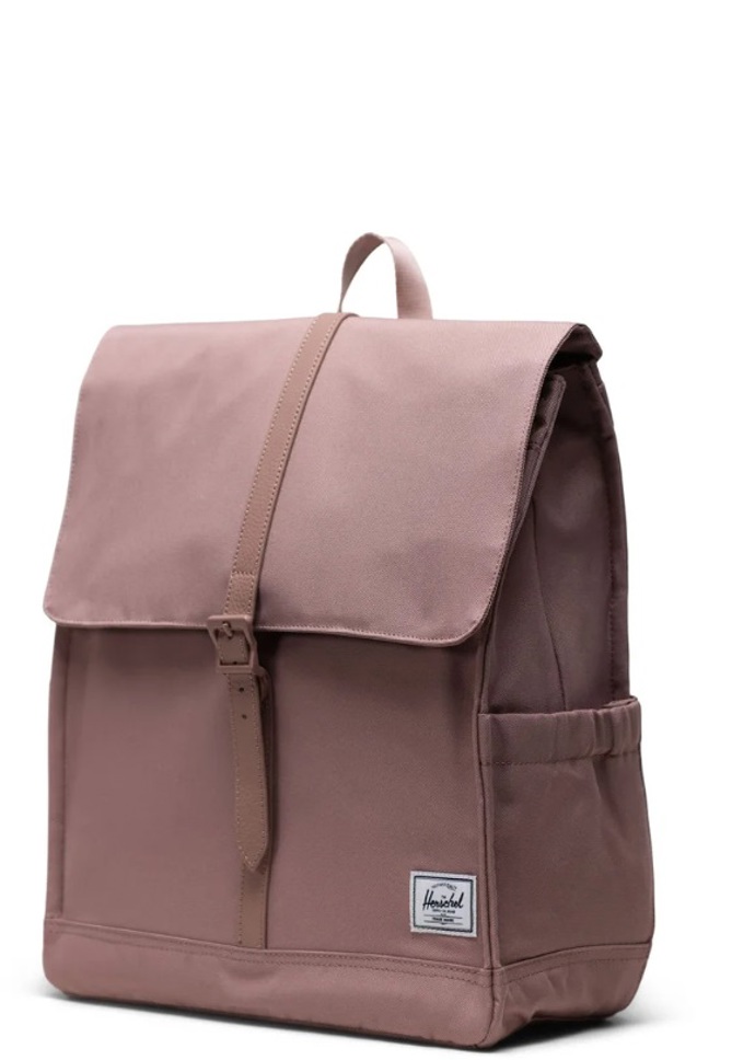Elegantní dámský batoh v pudrově růžové, Herschel, 2 000 Kč
