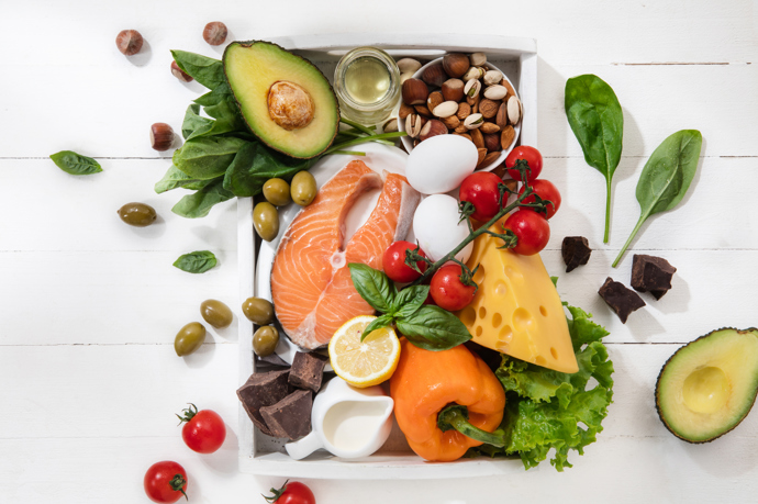 Každodenní střídání půstu (Alternate-Day Fasting – ADF)

Tento způsob spočívá v tom, že jeden den jíte normálně a druhý den konzumujete pouze 25 % běžného kalorického příjmu. Výzkumy naznačují, že může pomoci snížit záněty a prodloužit životnost buněk.
