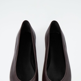 Kožené balerínky, COS, 115 eur
