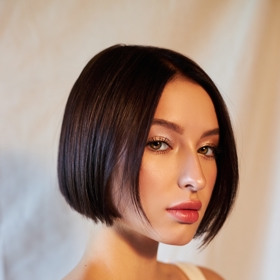 Krátké vlasy můžete oživit sponkami, které jsou nyní trendy. 
