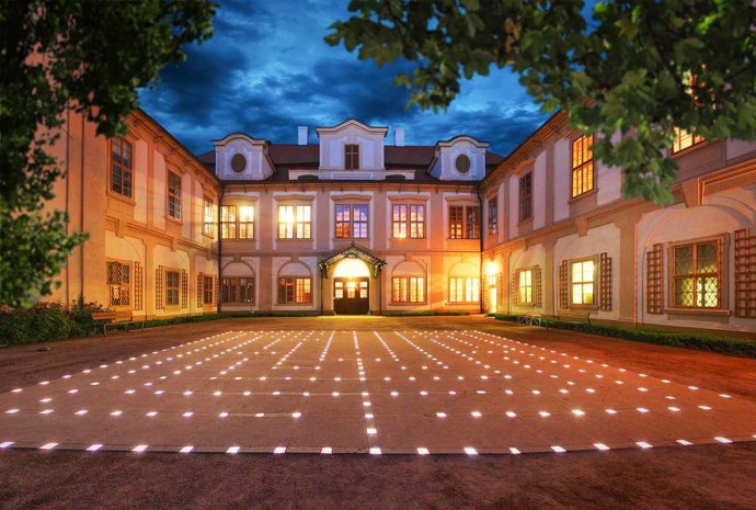 Součástí celkové rekonstrukce byla obnova zámku i vzácného anglického parku a rekonstrukce hotelu v jeho dolní části. Do zámku se postupně vrátila větší část původního mobiliáře, historický nábytek a rodinné upomínky na rod Thurn-Taxisů, kteří jej jako poslední šlechtický rod vlastnili. Později došlo ještě k opravě fasády zámeckého kostela Nanebevzetí Panny Marie díky sponzorským darům.
Součástí celkové rekonstrukce byla obnova zámku i vzácného anglického parku a rekonstrukce hotelu v jeho dolní části. Do zámku se postupně vrátila větší část původního mobiliáře, historický nábytek a rodinné upomínky na rod Thurn-Taxisů, kteří jej jako poslední šlechtický rod vlastnili. Později došlo ještě k opravě fasády zámeckého kostela Nanebevzetí Panny Marie díky sponzorským darům.