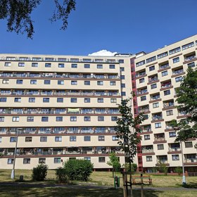 Litvínovský Koldům nebyl jediným projektem tohoto typu. Podobné domy vznikly také v Olomouci, Českých Budějovicích nebo Zlíně, avšak žádný z nich nedosáhl takového významu jako ten v Litvínově.

