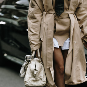 Street style a trend neviditelných kalhot
