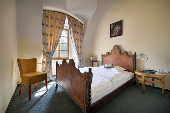 Součástí celkové rekonstrukce byla obnova zámku i vzácného anglického parku a rekonstrukce hotelu v jeho dolní části. Do zámku se postupně vrátila větší část původního mobiliáře, historický nábytek a rodinné upomínky na rod Thurn-Taxisů, kteří jej jako poslední šlechtický rod vlastnili. Později došlo ještě k opravě fasády zámeckého kostela Nanebevzetí Panny Marie díky sponzorským darům.
Součástí celkové rekonstrukce byla obnova zámku i vzácného anglického parku a rekonstrukce hotelu v jeho dolní části. Do zámku se postupně vrátila větší část původního mobiliáře, historický nábytek a rodinné upomínky na rod Thurn-Taxisů, kteří jej jako poslední šlechtický rod vlastnili. Později došlo ještě k opravě fasády zámeckého kostela Nanebevzetí Panny Marie díky sponzorským darům.