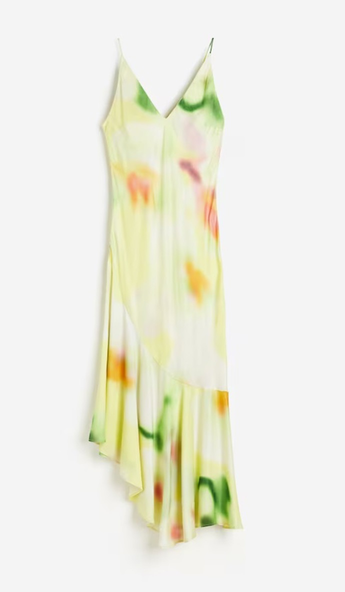 Šaty slip dress s asymetrickým lemem, H&M, 299 Kč
