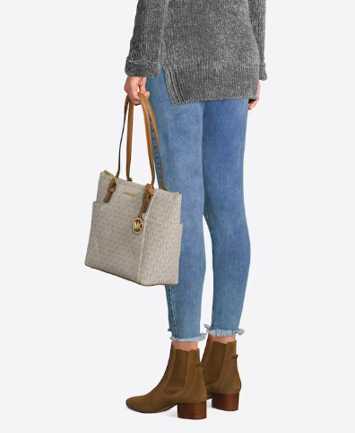 MICHAEL Michael Kors Nákupní taška 4599 Kč
MICHAEL Michael Kors Nákupní taška 4599 Kč