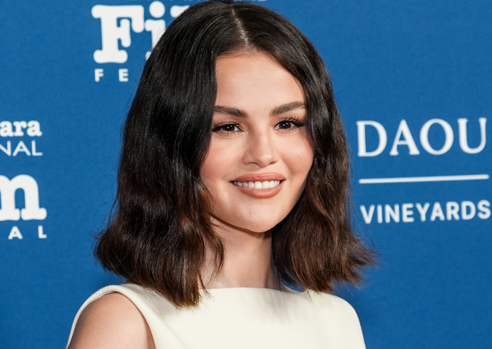 Selena Gomez a její navlněné mikádo po ramena.
