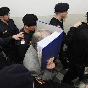 Během soudních líčení skrýval Fritzl neustále svou tvář
