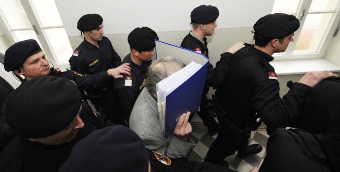 Během soudních líčení skrýval Fritzl neustále svou tvář
Během soudních líčení skrýval Fritzl neustále svou tvář