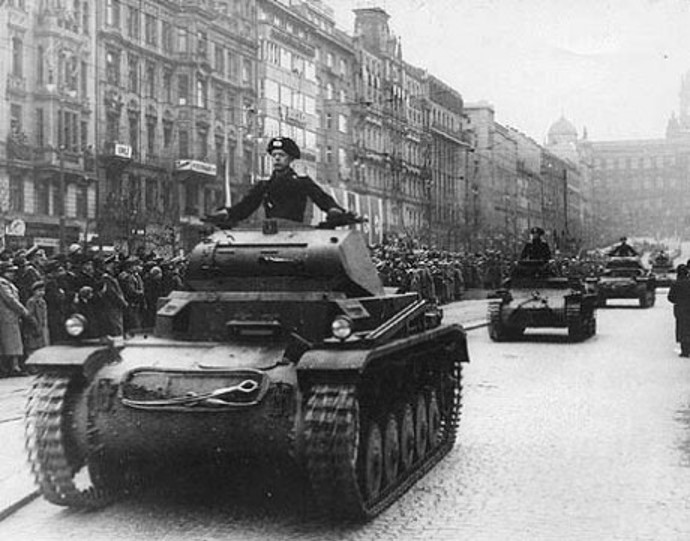 Německé tanky v Praze na počátku německé okupace 15. března 1939
