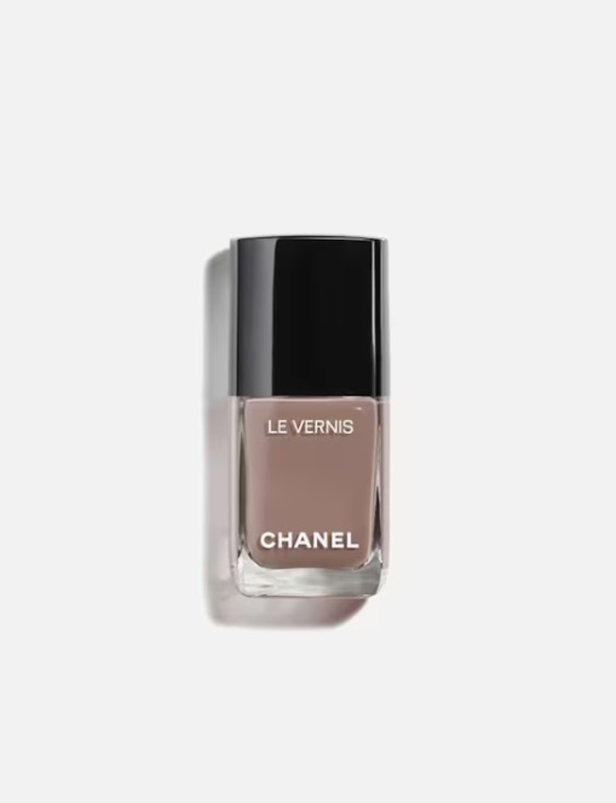 Chanel lak na nehty v odstínu Mocha Mousse, Douglas, 716 Kč
