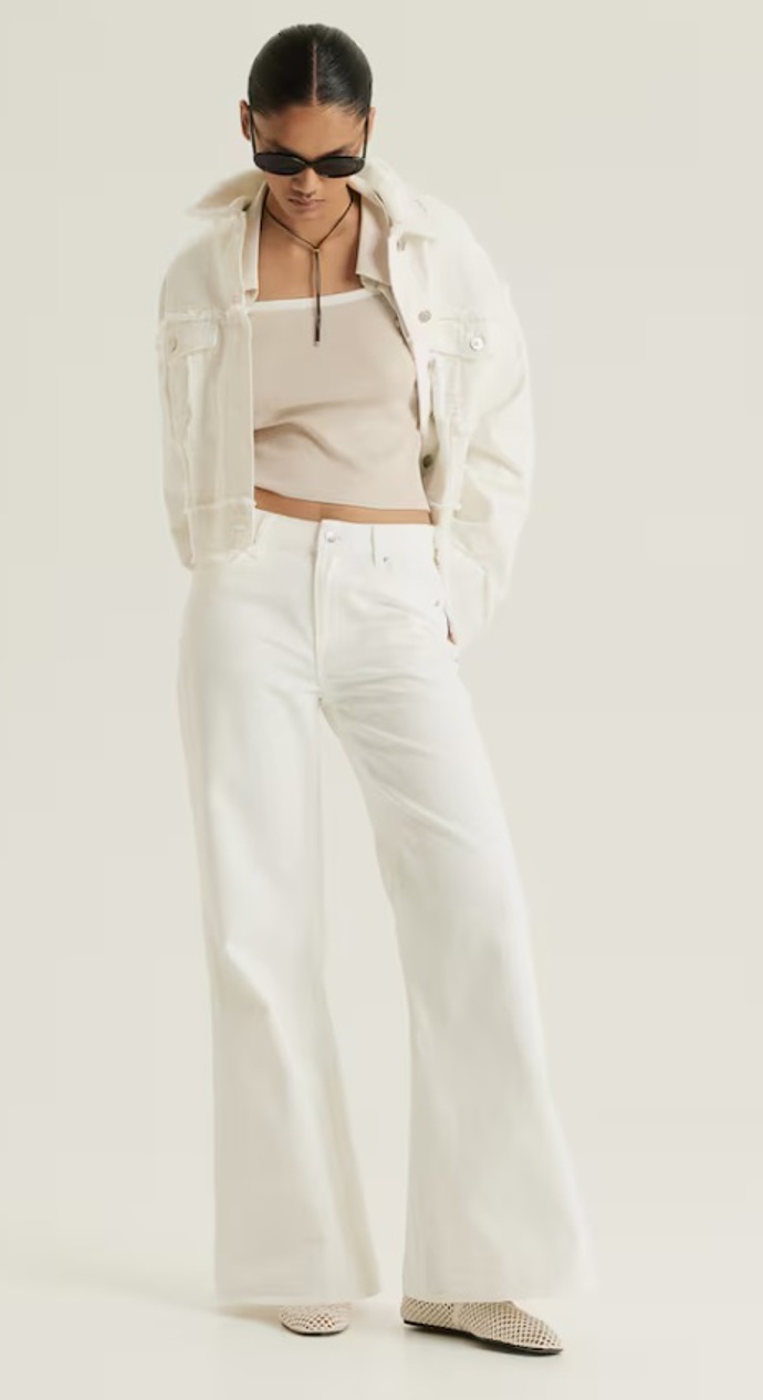 Zvonové džíny, H&M, 359 Kč (původní cena 839 Kč)
