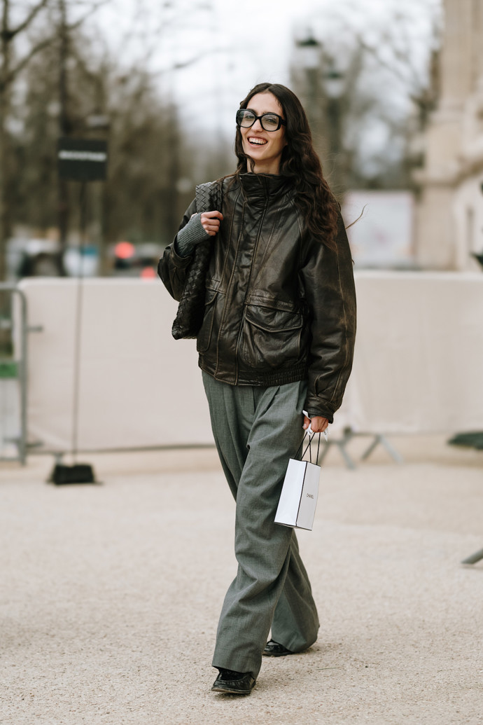 Inspirace, jak nosit nejstylovější brýle roku 2025 – street style z Paříže
