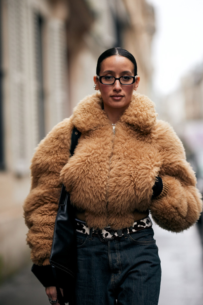 Inspirace, jak nosit nejstylovější brýle roku 2025 – street style z Paříže
