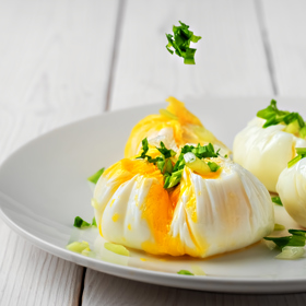 Vejce poskytuje všechny vitaminy kromě céčka. Obsahuje poměrně lehce stravitelné bílkoviny, celý komplex vitaminů skupiny B - zejména B12, vitaminy D, E, K a A a důležité nerostné soli (vápník, fosfor, železo, hořčík, draslík, síru a chlor)

