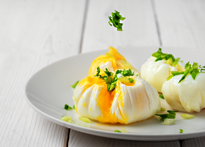 Vejce poskytuje všechny vitaminy kromě céčka. Obsahuje poměrně lehce stravitelné bílkoviny, celý komplex vitaminů skupiny B - zejména B12, vitaminy D, E, K a A a důležité nerostné soli (vápník, fosfor, železo, hořčík, draslík, síru a chlor)

