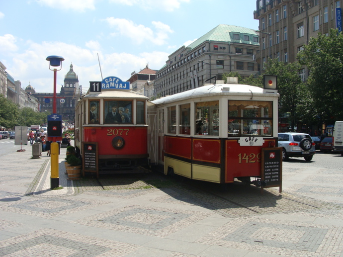 Dvě historické tramvaje připomínají tramvajovou trať, která dříve vedla přes celé náměstí. A nyní zase bude již brzy zavedena.
