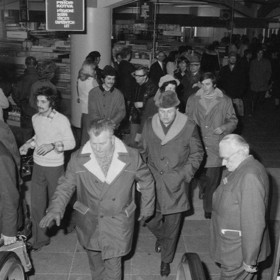 Slavnostní otevření obchodního domu 10. února 1975 a první zákazníci
