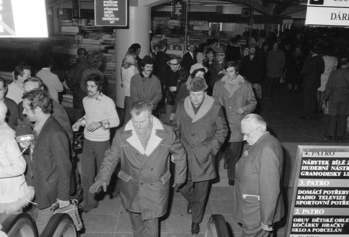 Slavnostní otevření obchodního domu 10. února 1975 a první zákazníci
