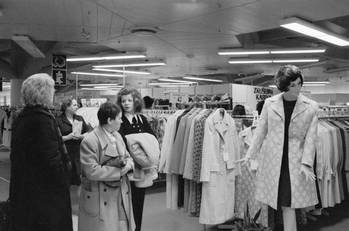 Zákazníci v oddělení konfekce po otevření v roce 1975
