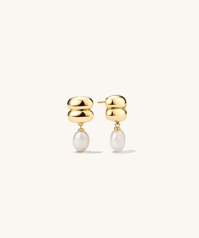 Náušnice s umělou perlou Puffy Charlotte Pearl Drop Earring, Mejuri, 140 eur
