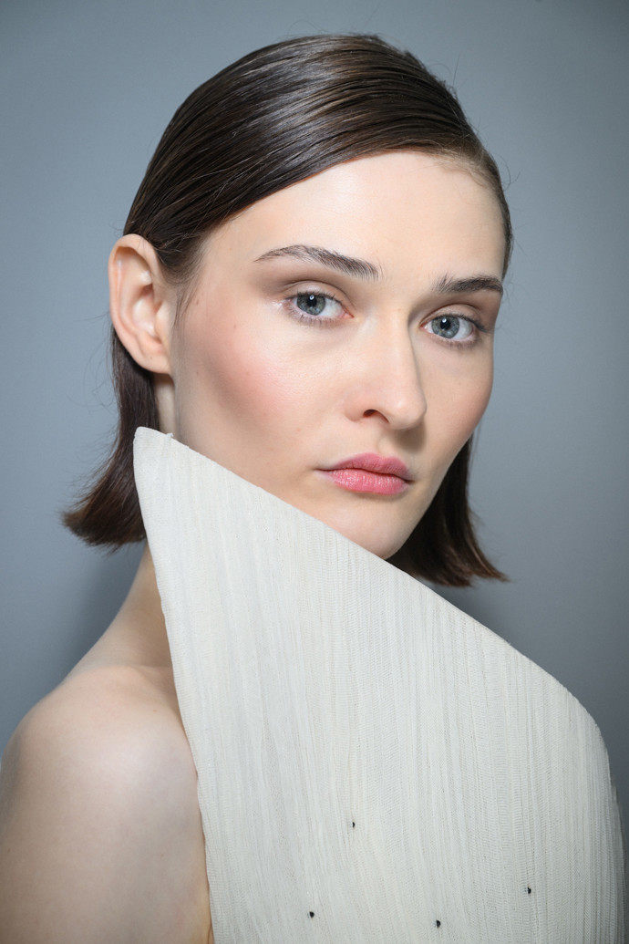 Glossy bob Rami Al Ali Haute Couture S25
Glossy bob Rami Al Ali Haute Couture S25