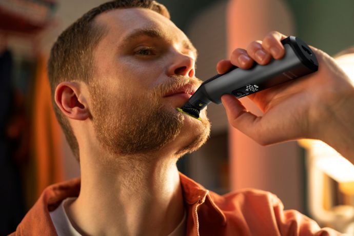 Philips OneBlade Pro 360 zastřihuje, tvaruje a holí jakkoliv dlouhé vousy a chlupy na těle. Cena je 2799 Kč.
Philips OneBlade Pro 360 zastřihuje, tvaruje a holí jakkoliv dlouhé vousy a chlupy na těle. Cena je 2799 Kč.