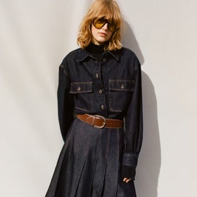 Skládaná džínová sukně s vysokým pasem, H&M, 1 459 Kč
