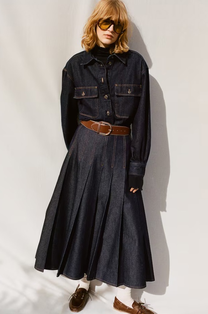Skládaná džínová sukně s vysokým pasem, H&M, 1 459 Kč
