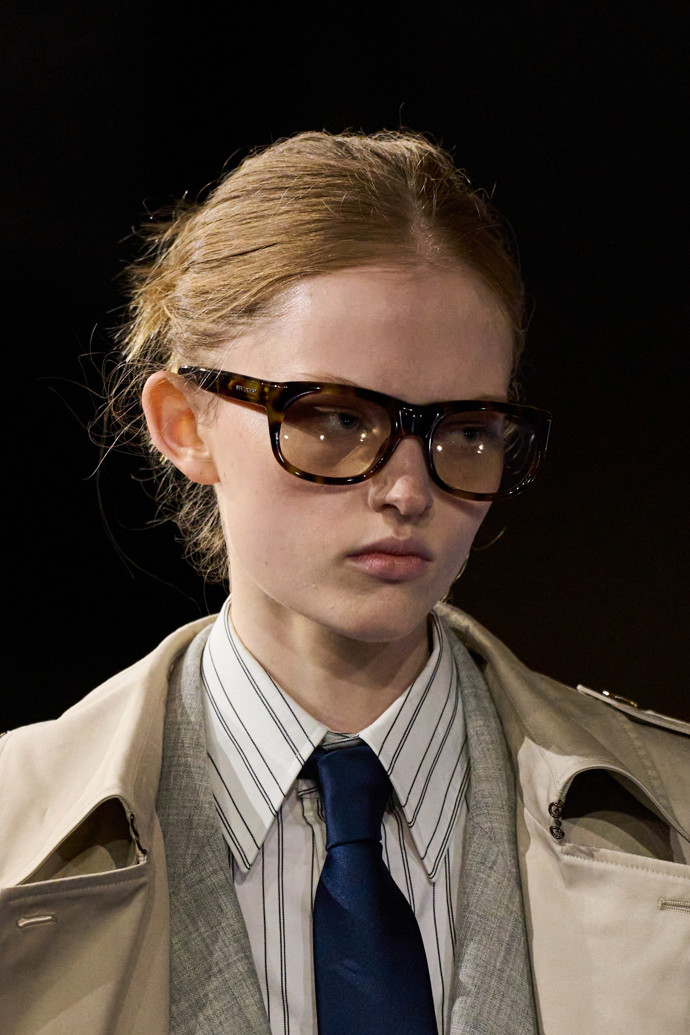 Inspirace, jak nosit nejstylovější brýle roku 2025 – Saint Laurent jaro/léto 2025
