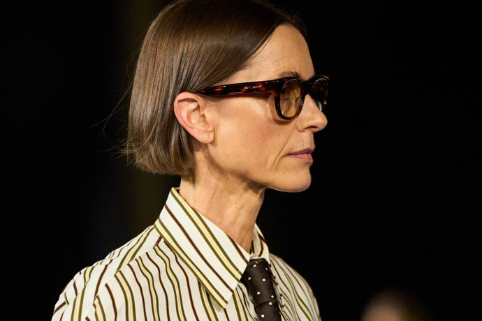 Inspirace, jak nosit nejstylovější brýle roku 2025 – Saint Laurent jaro/léto 2025
