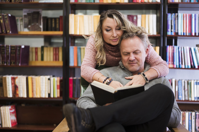 Paní Pavlína se vyučila kadeřnicí, odstěhovala se daleko, našla si manžela a má dvě děti. Žije si spokojený život a pohřbila své dětství hluboko.
Paní Pavlína se vyučila kadeřnicí, odstěhovala se daleko, našla si manžela a má dvě děti. Žije si spokojený život a pohřbila své dětství hluboko.