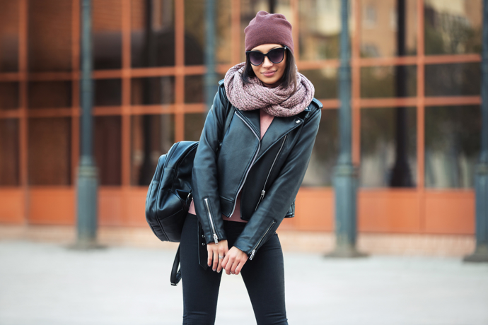 Koženkový batoh a bunda vám dodají mladistvý a trendy styl, ve kterém při pochůzkách po městě vyniknete. 
